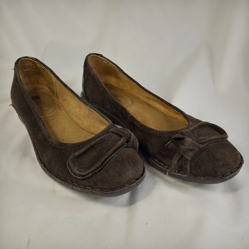 𝅺WHITE Mountain Sz 7 Brown Suede Flats